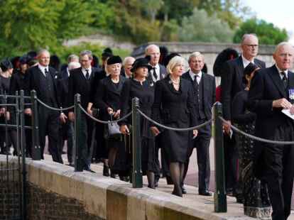 Windsor: Trauernde kommen zum Committal Service für Königin Elizabeth II., der in der St. George’s Chapel in Windsor Castle abgehalten wird.