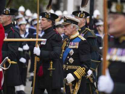 Westminster: König Charles III folgt einer Lafette mit dem Sarg  von  Elizabeth II.
