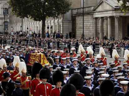 London: Der Sarg von Königin Elizabeth II. wird nach ihrer Trauerfeier in der Westminster Abbey im Zentrum von London an der Horse Guards Avenue vorbeigezogen.