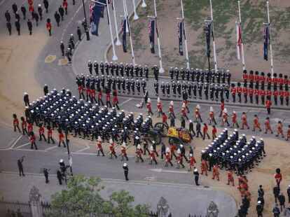 London: Angehörige der Streitkräfte marschieren während des Trauerzuges für Queen Elizabeth II.
