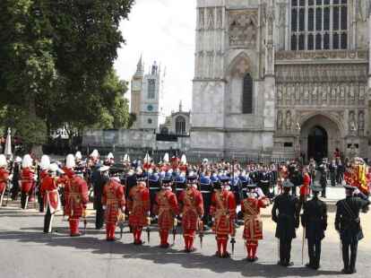 Westminster: Der Sarg der britischen Königin Elizabeth wird am Tag ihrer Staatsbestattung aus der Westminster Abbey getragen.