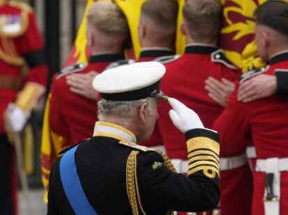 Westminster : König Charles III salutiert neben dem Sarg seiner Mutter Queen Elizabeth II, welcher auf dem Weg zur Trauerfeier war.