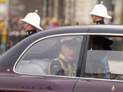 Westminster Abbey: König  Charles III und Prinz William werden zur Beerdigung von der Queen gefahren.