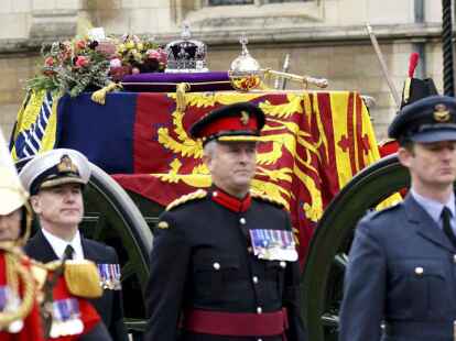 Westminster: Der staatliche Waffenwagen trägt den Sarg von Königin Elizabeth II., der in den königlichen Standard mit der kaiserlichen Staatskrone und dem Reichsapfel und dem Zepter des Souveräns gehüllt ist.