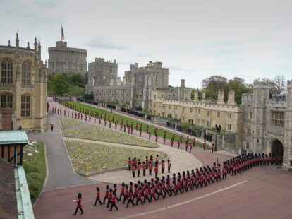 Windsor: Das Regiment der Grenadier Guards marschiert auf dem Gelände von Schloss Windsor ein, um die Ankunft des Sarges von Königin Elizabeth II. anzukündigen. In einer Seitenkapelle der St.-Georges-Kapelle auf dem weitläufigen Schlossgelände soll die Queen nach einem Aussegnungsgottesdienst ihre letzte Ruhestätte finden.