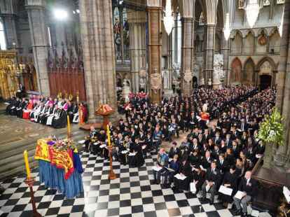 Westminster: Trauergäste im inneren der Kirche.