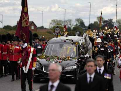 Windsor: Blumen bedecken den Leichenwagen, der den Sarg von Königin Elizabeth II. trägt, als er auf der Albert Road vor Windsor Castle in Windsor ankommt.