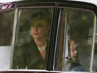 Westminster: Catherine, Prinzessin von Wales, und Prinz George von Wales werden zur Beerdigung ihrer Mutter, Königin Elizabeth II., in die Westminster Abbey im Zentrum von London gefahren.