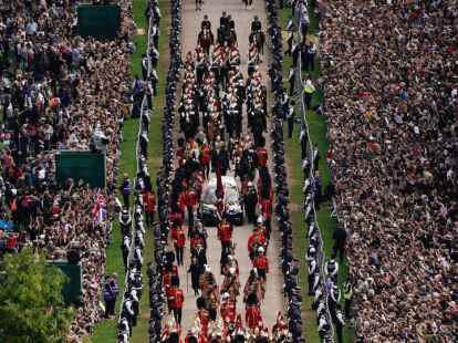 Windsor: Die feierliche Prozession mit dem Sarg von Königin Elizabeth II. zieht über den Long Walk zum Schloss Windsor. In einer Seitenkapelle der St.-Georges-Kapelle auf dem weitläufigen Schlossgelände soll die Queen nach einem Aussegnungsgottesdienst ihre letzte Ruhestätte finden.