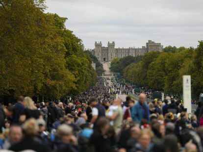 Windson, England: Mehrere Tausende Menschen stehen entlang der Straße vor dem Windsor Castle und warten auf den Sag von Queen Elizabeth II.