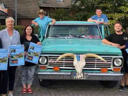 Die Autos der Oldtimershow werden beim Michaelismarkt ein besondere Hingucker sein. Hinderk Leemhuis (Marktmeister, von links), Angelika Jan&szlig;en-Harms (Gleichstellungsbeauftragte) und Mandy Grijze freuen sich, dass sie den Leeraner Verein &bdquo;American Wheels&ldquo; f&uuml;r den Michaelismarkt gewinnen konnten. Organisiert wird die Oldtimer-Show von Jann Feentjer, Hauke Feentjer, Rainer B&ouml;ske und Anna Feentjer.