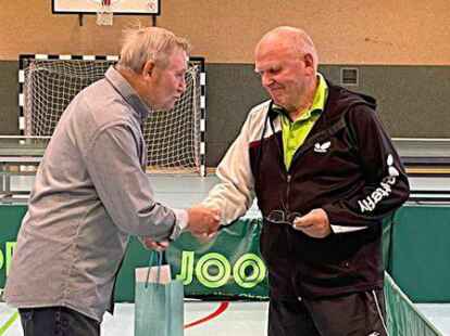 Er hat sein Amt &uuml;bergeben: Vereinsmitglieder verabschiedeten Kurt Ehlen als Abteilungsleiter Tischtennis beim TuS Dangastermoor.