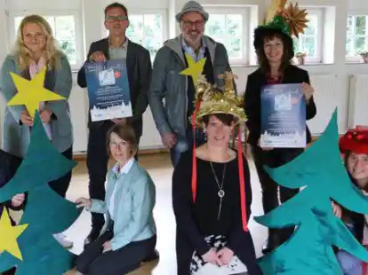 Werben f&uuml;r die &bdquo;...verr&uuml;ckte Weihnacht&ldquo;: Verantwortliche und F&ouml;rderer des dritten inklusiven Theaterprojekts der Norle. Einige wenigen Requisiten und Kost&uuml;mteile haben sie bereits enth&uuml;llt.