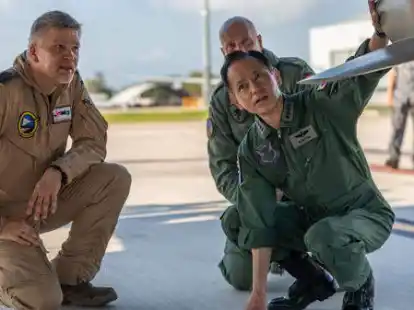 Blick auf die Eurofighter: Oberst Gorden Schnitger (links) im Gespr&auml;ch mit dem Inspekteur der Luftwaffe, Generalleutnant Ingo Gerhartz (hinten), und dem japanischen Airchief General Shunji Izutsu.