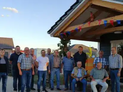 Die Kameraden der Altersabteilung zusammen mit Ortsbrandmeister Maik Sch&uuml;tte und seinem Stellvertreter Mark Seemann vor der neuen H&uuml;tte auf dem Feuerwehrgel&auml;nde.