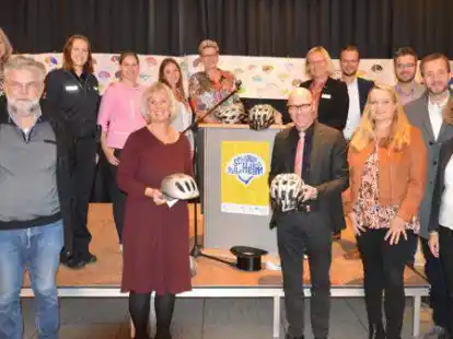 Initiatoren, Sponsoren, Eltern und Lehrer waren sich bei der Auftaktveranstaltung &bdquo;Schlaue K&ouml;pfe tragen Helm&ldquo; einig &uuml;ber die Wichtigkeit der Helme f&uuml;r Kinder und auch Erwachsene.