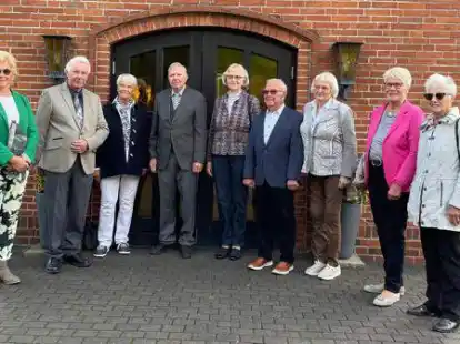 Feierten ihre Jubil&auml;umskonfirmation im Gemeindehaus in Bookholzberg (von links): Rita Hermann, Walter B&auml;deker, Anne-Grete Grummer, Ernst Ohlebusch, Gerlinde H&uuml;lsemeyer, Robert Gallas, Eva-Marie Gallas, Marianne Rais und Christa Hoppe.