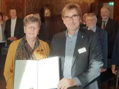 Elfriede Schwitters ist von Landrat Sven Ambrosy als Stellvertreter des Bundespr&auml;sidenten mit dem Bundesverdienstkreuz ausgezeichnet worden.