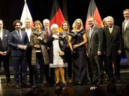 Gruppenbild mit Preistr&auml;gerinnen und Ehreng&auml;sten