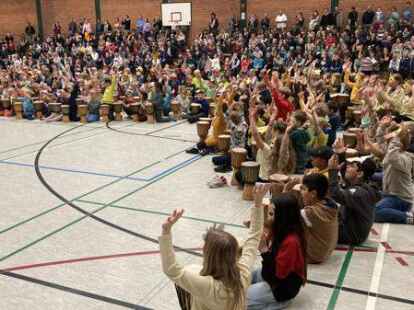 Vor gro&szlig;em Publikum f&uuml;hrten die Kinder der Grundschule Wiefelstede in der Sporthalle ein Trommelkonzert auf. Dies war der kr&ouml;nende Abschluss einer Projektwoche mit der Gruppe &bdquo;Trommelkunst&ldquo;.