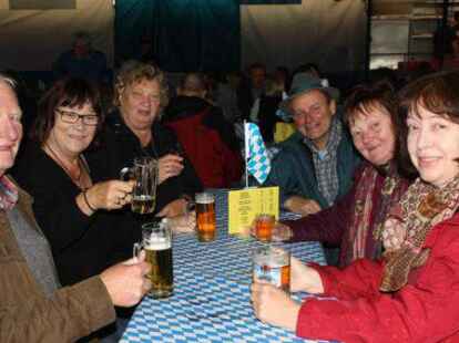 Feiern im Aper Gewerbegebiet: Nach zwei Jahren Corona-Pause findet an diesem Wochenende wieder das Oktoberfest statt, bei dem es auch bayrische Spezialit&auml;ten gibt.