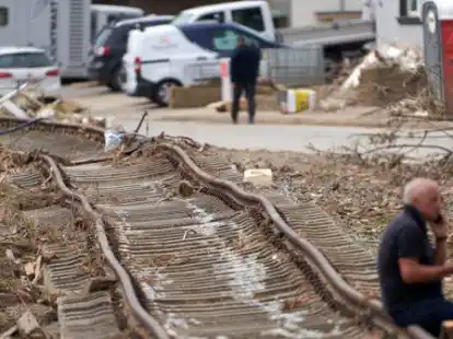 Die Gleise der Ahrtalbahn wurden durch die Flut verbogen. +++ dpa-Bildfunk +++
