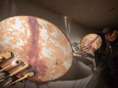 Rene Karli testet die Trommeln im Edith Russ Haus  Foto: St&uuml;ber