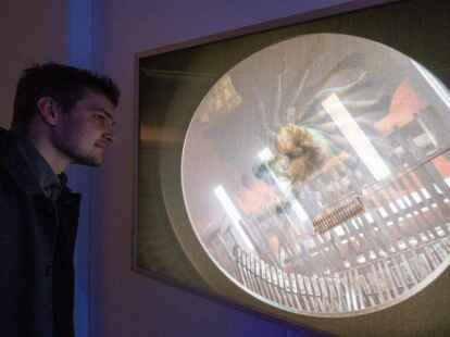 Thore guckt sich ein Hologramm an  Foto: St&uuml;ber