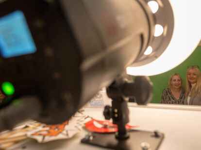 Viola (56) und Nathalie (53) waren in der Selfiebox  Fotos: Sascha St&uuml;ber