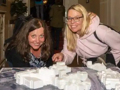 Sylvia Meincke (56) und Andrea Jochens (54) schauen sich ein Modell an.