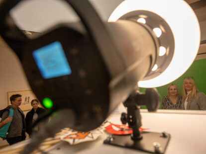 Viola (56) und Nathalie (53) waren in der Selfiebox  Fotos: Sascha St&uuml;ber