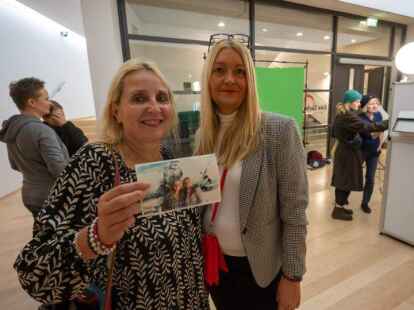 Viola (56) und Nathalie (53) waren in der Selfiebox  Fotos: Sascha St&uuml;ber