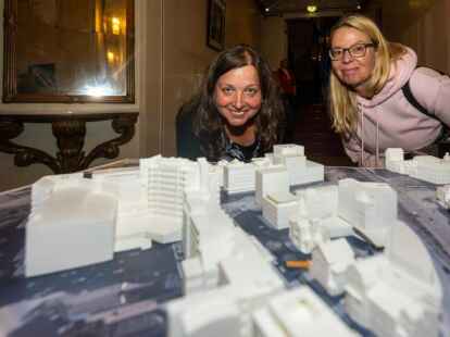 Sylvia Meincke (56) und Andrea Jochens (54) schauen sich ein Modell an  Fotos: St&uuml;ber