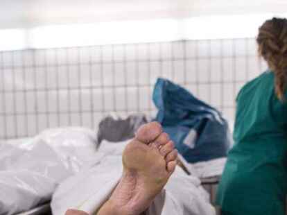 Eine Leiche liegt in einem Institut f&uuml;r Rechtsmedizin. In Niedersachsen wird es vorerst keine &bdquo;qualifizierte Leichenschau&ldquo; geben.