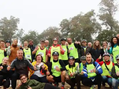 Gleich geht's los: Einige der Teilnehmenden vor dem Startschuss am Strand des Heidesees.