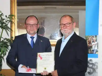 Erfolgsgeschichte: Zum 75-j&auml;hrigen Bestehen des VdK-Ortsverbandes Garrel &uuml;berreichte B&uuml;rgermeister Thomas H&ouml;ffmann (links) dem ersten Vorsitzenden Franz Emke eine Urkunde.