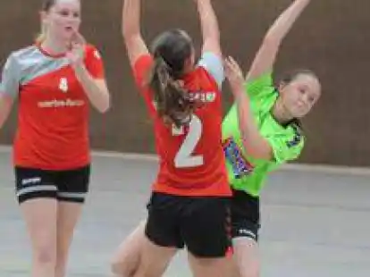 Entschlossen: die C-Juniorinnen der HSG Unterweser (am Ball)