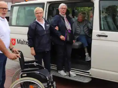 Nicht die erhoffte Resonanz erf&auml;hrt derzeit der &bdquo;Mobile Einkaufswagen&ldquo; der Malteser im Saterland.  Die beiden ehrenamtlichen Helfer Alfons und Berta Heese (v.l.) chauffieren Woche f&uuml;r Woche Hanna Janssen und Karola M&uuml;ller.