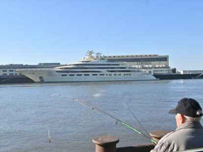 Imposantes Bild: Die russische Jacht ist in Bremen angekommen.