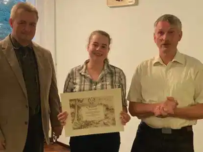 Hat von Kreisj&auml;germeister Friedrich Hollmann (rechts) im Beisein von Ganderkesees Hegeringleiter Arnd Fischer ihren J&auml;gerbrief nach erfolgreicher J&auml;gerpr&uuml;fung erhalten: Lena Schr&ouml;der.