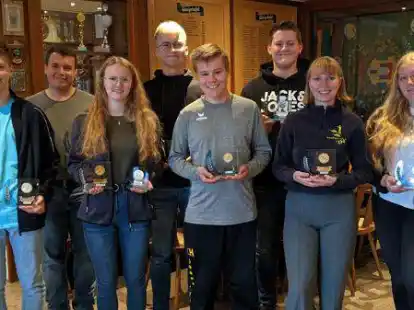 Waren beim Kreisvergleichsschie&szlig;en der Jugend des Sch&uuml;tzenkreises Delmenhorst und Umgebung erfolgreich (von links): Malte T&ouml;njes, Simon Grape, Sara Alfs, Lukas Punke, Christof Hellmuth, Leon Baars, Sina Busch und Leana Richter.
