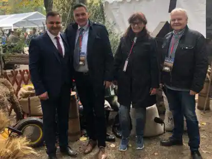 Am Stand der Gemeinde Turgeliai auf dem Erntefest in Salcininkai: B&uuml;rgermeister Eduard Tyskevic, B&uuml;rgermeister J&ouml;rg Skatulla und die Delegationsmitglieder Kerstin Meyer und  Uwe Schubert (v.l.).