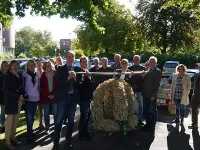 Die Landvolk-Verb&auml;nde haben am Mittwoch vor dem Kreishaus in Jever ihre Erntekrone an Landrat Sven Ambrosy (Mitte) &uuml;berreicht.