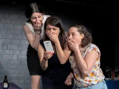 Im Theaterst&uuml;ck &bdquo;Fremde Freunde&ldquo; erfahren Freunde pikante Geheimnisse voneinander.