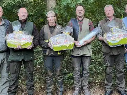 Hegeringleiter Markus G&ouml;ken (l.) und Schie&szlig;obmann Stefan Ostendorf (r.) &uuml;berreichten die Preise an (v.l.): Wilhelm Thoben, Cordula Wulfers, Bj&ouml;rn M&ouml;ller und Bernhard Alberding