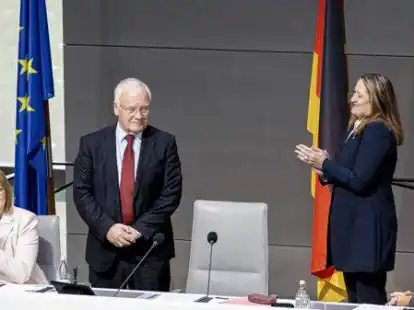 Applaus f&uuml;r viele Jahre in der Landespolitik: Bernd Busemann (3.v.l., CDU), Vizepr&auml;sident des Nieders&auml;chsischen Landtags, steht nach einer Abschiedsrede neben Gabriele Andretta (2.v.r., SPD).