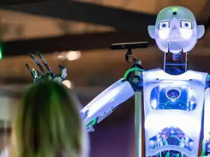 K&uuml;nstliche Intelligenz und Robotik &ndash; nicht unbedingt die zwei Schlagworte, die auf Anhieb mit dem Landkreis Leer in Verbindung gebracht werden, wo doch eher die historische Leeraner Altstadt oder auch die unendliche Weite der Landschaft eine Rolle spielen. In der Wirtschaft wird K&uuml;nstliche Intelligenz jedoch eine immer gr&ouml;&szlig;ere Bedeutung bekommen. Im Digital Hub Ostfriesland wird dieses Thema deshalb  aufgegriffen.