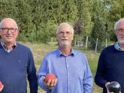 Nehmen die Bo&szlig;elkugeln nur noch selten in die Hand: (von links) Heiko Klatte, Uwe Hollmann und Gerd M&ouml;hlenhoff. Das Trio gibt nach Jahrzehnten seine Vorstands&auml;mter ab.