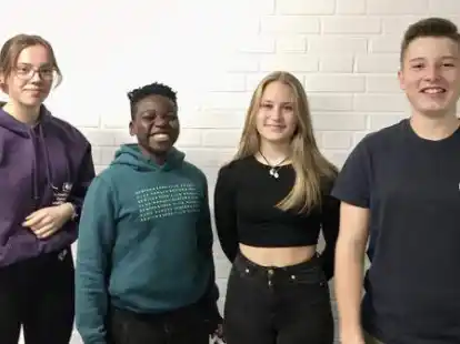 Die Band &bdquo;Surprise&ldquo; der Kreismusikschule in Wildeshausen (von links): Rieke Schreiber (E-Gitarre), Madou Huntemann (Schlagzeug), Maria St&ouml;ver (Gesang) und Lasse Tonn (E-Gitarre)