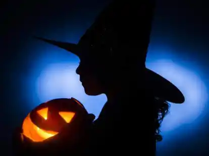 Neben einem &bdquo;Halloween-Spuk im Jeddeloher Busch&ldquo; hat die Edewechter Gemeindejugendpflege auch weitere Aktionen wie Kerzen ziehen oder Skatercamp geplant (Symbolbild).